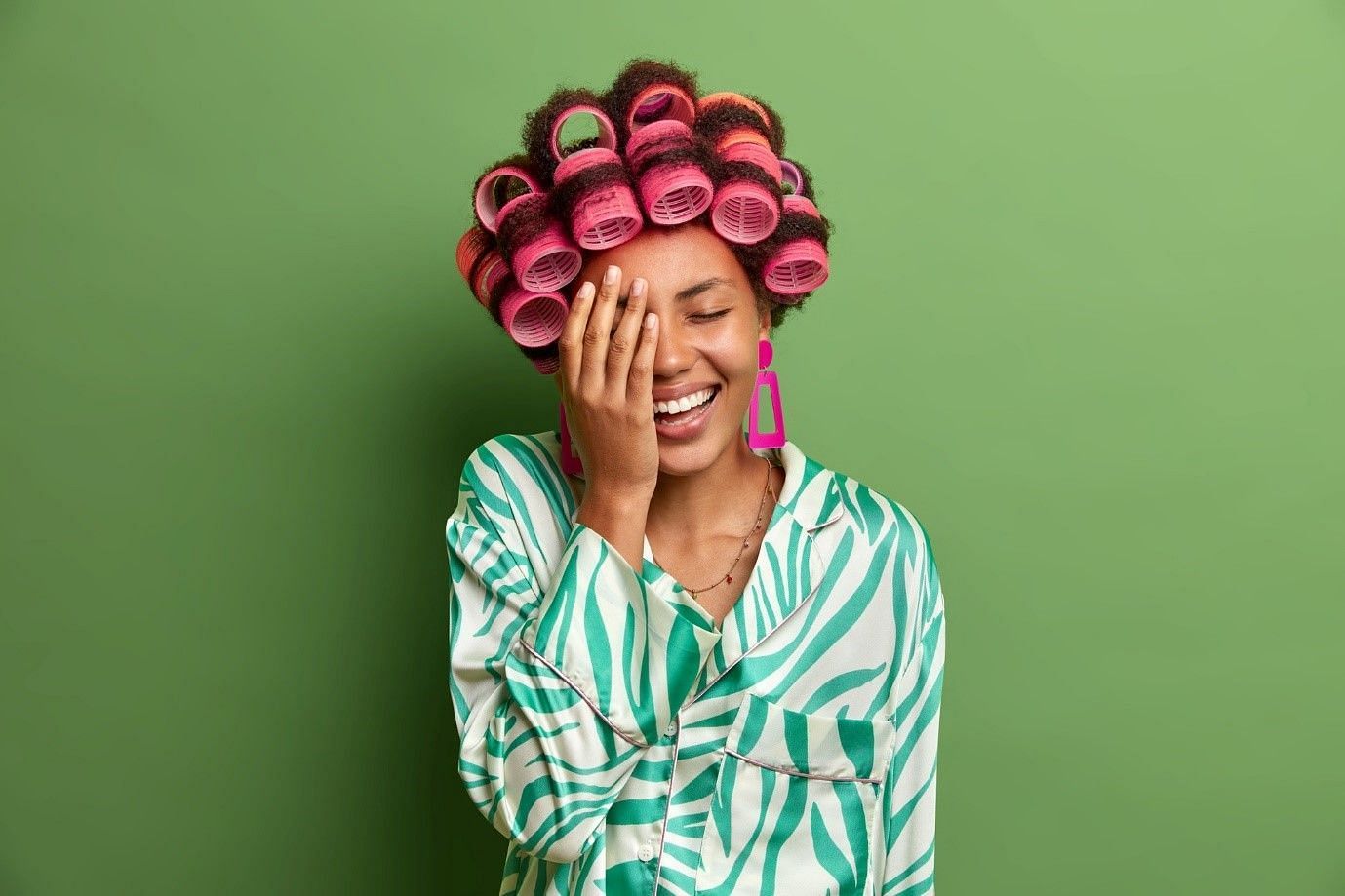 You can get that ‘90s blowout effect using plastic rollers (Image by Wayhomestudio on Freepik)